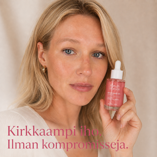 Nainen pitelee Dark Spot Correcting Serum -pulloa